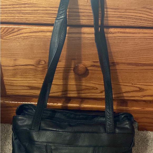 EUC black leather shoulder bag made in Italy. - Picture 2 of 10